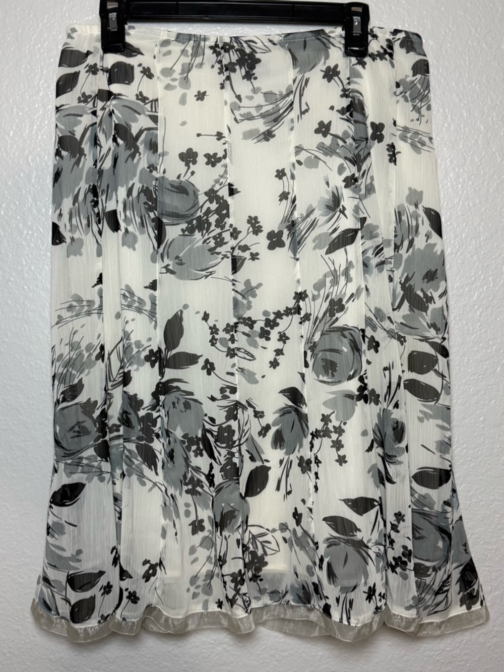R.Q.T. Petite Pleated Floral Chiffon Knee Length Skirt White Gray Black 6P
